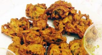 Monsoon recipe: How to make kanda bhaji with peanuts