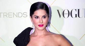 Did Sunny Leone wear a bow to the red carpet?