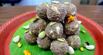 Diwali recipes: Chhuhare Ke Laddoo, Anjeer Kaju Roll