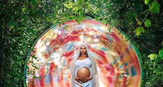 STUNNING! Nicki Minaj rocks baby bump