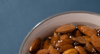 Benefits Of Eating Soaked Almonds On Empty Stomach