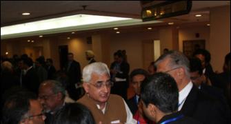 Angry 'Maytas victims' gherao Salman Khursheed