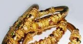 Gold surges to fresh high of Rs 28,540