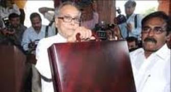 Govt to stick to Rs 40,000 cr divestment target: Pranab