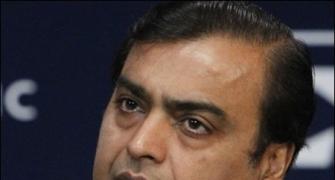 Moody's cuts RIL credit rating to NEGATIVE