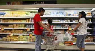 Major grocery retailers' sales rise, losses continue