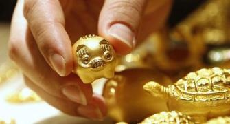 Gold extends gains on jewellers buying, positive global cues