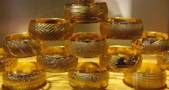Gold plunges by Rs 220 on global cues