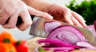 Govt hikes onion's export price to $900 per tonne