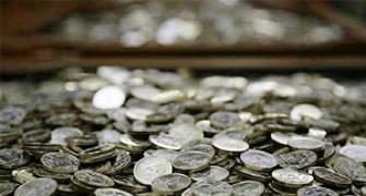 Rupee ends 14 paise stronger on rate cut hopes in early 2015