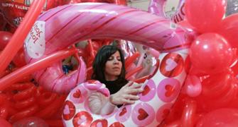 Online shoppers to spend Rs 22,000 cr on V-day gifts!