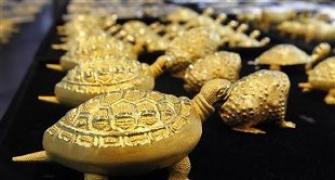 Gold extends losses on sustained selling, global cues