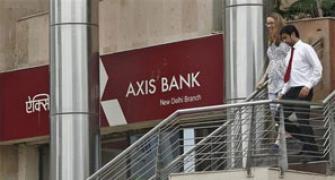 3 banks to help govt sell Axis shares