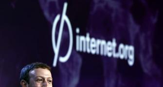 Zuckerberg both woos and lashes out at phone industry