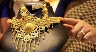Gold prices plunge by Rs 510 on low demand, weak global cues
