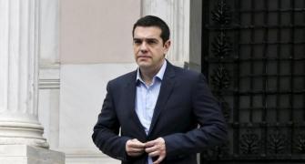 Independent Greeks stay with Tsipras, give limited bailout backing