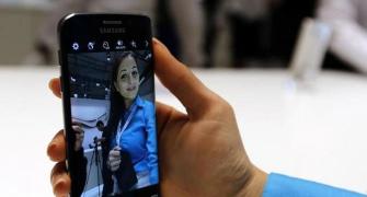 Samsung warns of difficult 2016 as smartphone market peaks