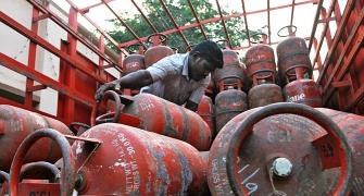 LPG price hiked by Rs 3.5, crosses Rs 1,000 mark