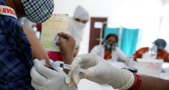 Govt for bank, insurance staff vaccination on priority