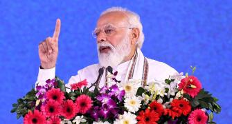 Need to make banks, Rs important part of trade: Modi