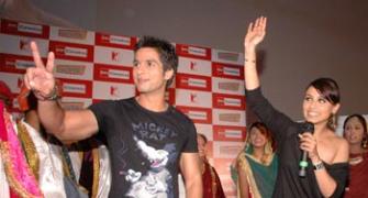 Shahid, Rani shake a leg