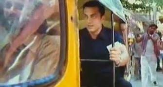 Aamir travels by auto in South Mumbai!