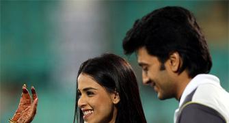 Photo: Riteish-Genelia prefer cricket to honeymoon!