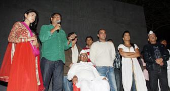 Anna Hazare talks violence at film screening!