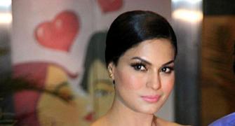 PIX: Sexy Veena Malik SIZZLES at Zindagi 50-50 premiere
