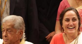 PIX: Shashi Kapoor receives Phalke Award with family, friends