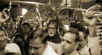 Amitabh Bachchan sings Rang Barse in local train
