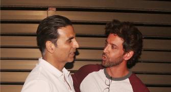 Akshay, Hrithik watch Twinkle's new play