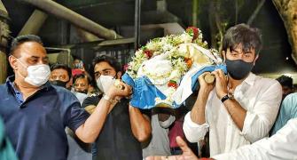 Ranbir performs last rites at Rajiv Kapoor's funeral