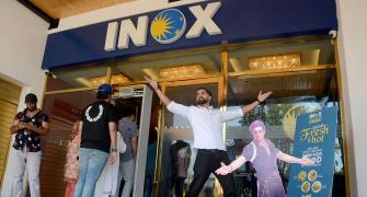 SRK Fans Pack Cinema in Kashmir