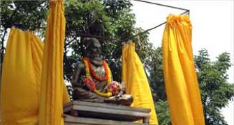 Saint Thiruvalluvar's statue unveiled in B'luru