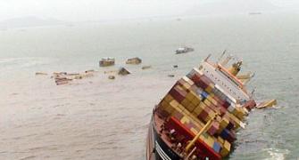 Oil spill touches Mumbai-Raigad coast, CM worried
