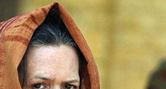 Sonia attacks Modi sarkar, says NCP's only goal is 'chair'