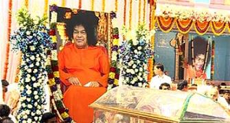 PIX: Thousands wait for last 'darshan' of Sai Baba