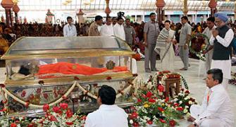 PM, Sonia, Modi pay last respects to Sai Baba