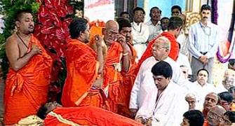 Images: Piety marks Sathya Sai Baba's last rites