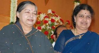 Jayalalithaa revokes estranged aide Sasikala's expulsion