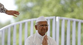 Hazare does a U-turn, back in anti-Congress mode