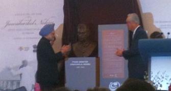 Dr Singh unveils Nehru bust in Singapore