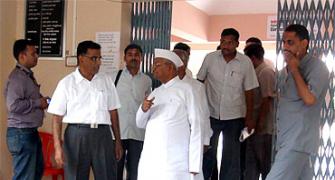 Hazare defends 'only one slap' comment about Pawar