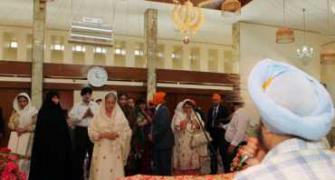 Dr Singh meets Sikhs in Teheran, wife visits gurdwara