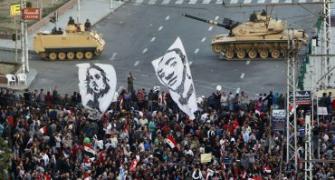Egyptians break through barriers protecting prez palace