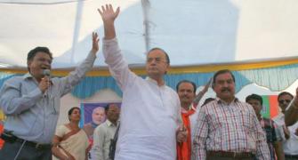 At Kapadvanj, Jaitley tears into Sonia, Manmohan