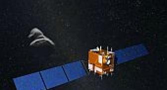 China's Chang'e-2 travels past asteroid in deep space