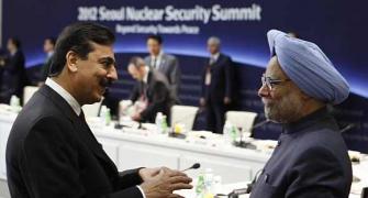 In PHOTOS: PM, Gilani get chatty at Seoul nuclear summit