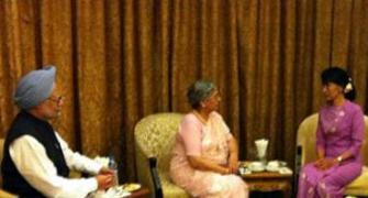 PM meets Suu Kyi in Yangon; hands over Sonia's invite
